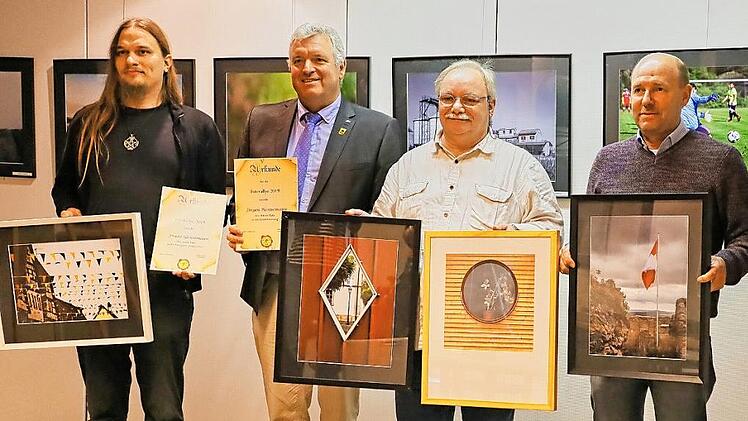 Die Preisträger der ersten Foto-Rallye mit ihren prämierten Werken und Urkunden (von links): Franz Gleichmann, Jürgen Hennemann, Andreas Schneider und Thomas Lehmann Fotos: Amelie Häfner