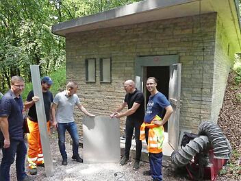 Bürgermeister Marco Trautner lässt sich von Ingenieur Alexander Dürrschmidt eine Edelstahlplatte erklären.  Foto: Paul Pöhlmann