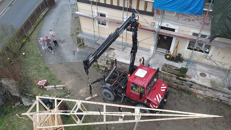 Bilder vom Aufbau der Weihnachtspyramiden. Foto: privat