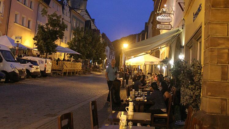 Die Gastronomie hat ihre Sitzplätze erweitert. Der Samstagabend verlief äußerst ruhig. Foto: Sonny Adam