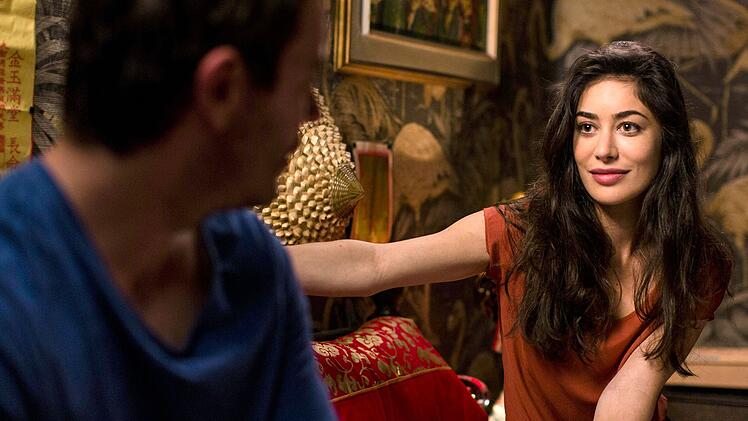 Flora (Fanny Valette) ist in Alex (Yaniss Lespert) verliebt, muss aber tapfer sein.