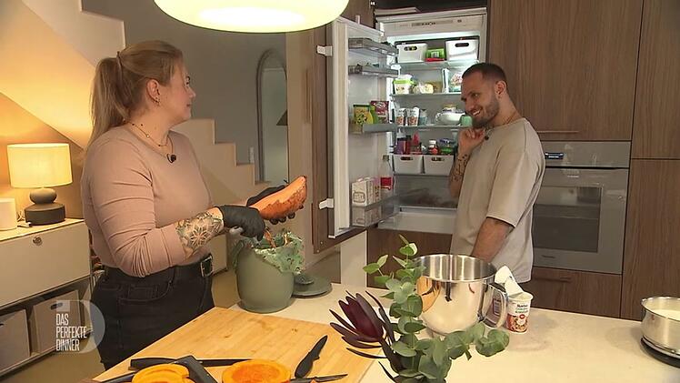 Beim Blick in den K&uuml;hlschrank stellt Manuel einen akuten Sahnemangel fest.