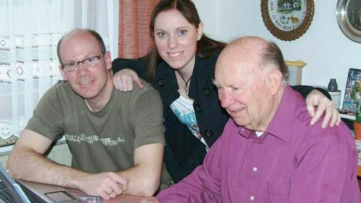 Heinz Güthlein  arbeitet auch heute noch gemeinsam mit seinen hilfsbereiten Enkeln Markus und Nadine am Computer, um seine Archive für die Nachwelt zu sortieren. Fotos: privat