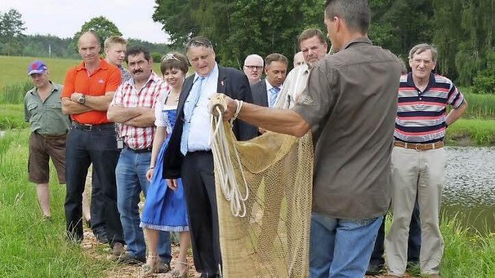 Gernot Stark erklärt das "Lasso des Aischgrunds", das Wurfnetz.   Fotos: Pauline Lindner