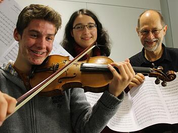 Johannes Hiebl (Violine), Anna-Maria Kornberger (Klavier und Komposition) und Hermann Seidl (Dirigent und Komponist) erwecken Notenzeichen zum Leben. Foto: Diana Fuchs