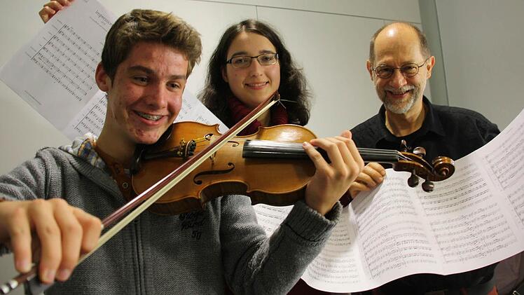 Johannes Hiebl (Violine), Anna-Maria Kornberger (Klavier und Komposition) und Hermann Seidl (Dirigent und Komponist) erwecken Notenzeichen zum Leben. Foto: Diana Fuchs