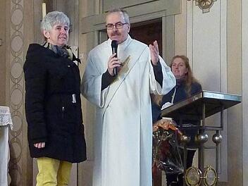 Angelika Metz wird von Diakon Christoph Glaser im Gottesdienst gewürdigt. Foto: privat