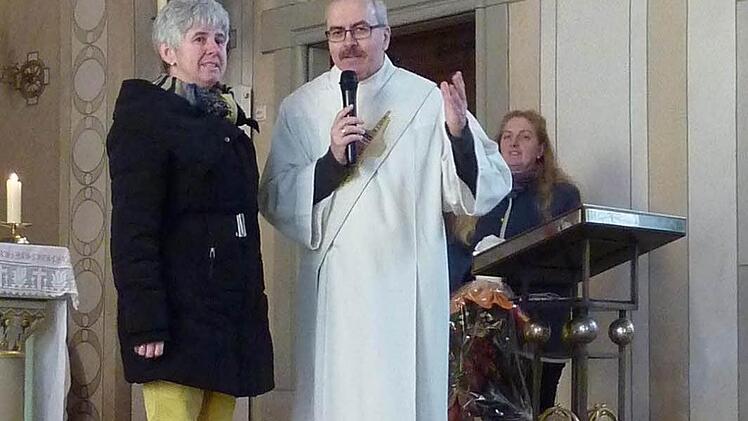 Angelika Metz wird von Diakon Christoph Glaser im Gottesdienst gewürdigt. Foto: privat