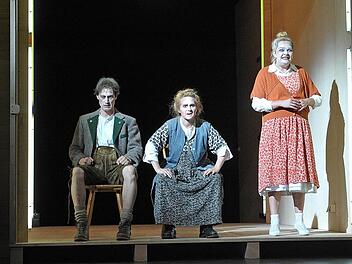 Karikaturen und dann auch wieder nicht: Das Landestheater zeigt Christoph Nußbaumeders Familiengeschichte "Eisenstein".  Fotos: Andrea Kremper