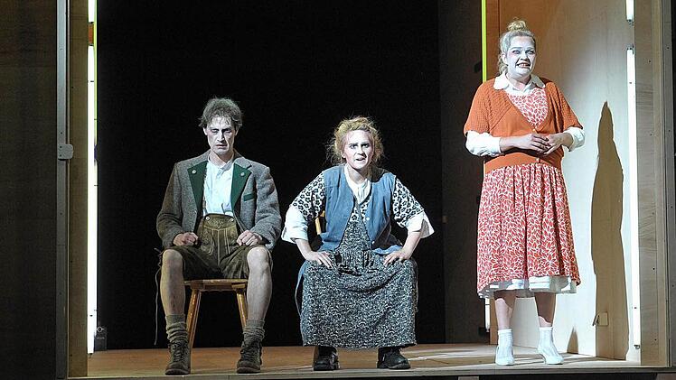 Karikaturen und dann auch wieder nicht: Das Landestheater zeigt Christoph Nußbaumeders Familiengeschichte "Eisenstein".  Fotos: Andrea Kremper