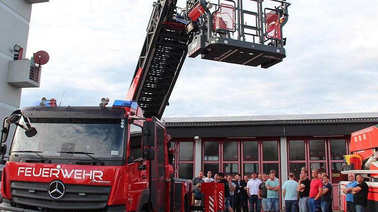Der Korb am Ende der Gelenk-Drehleiter ist vielseitig verwendbar. Foto: Johanna Blum