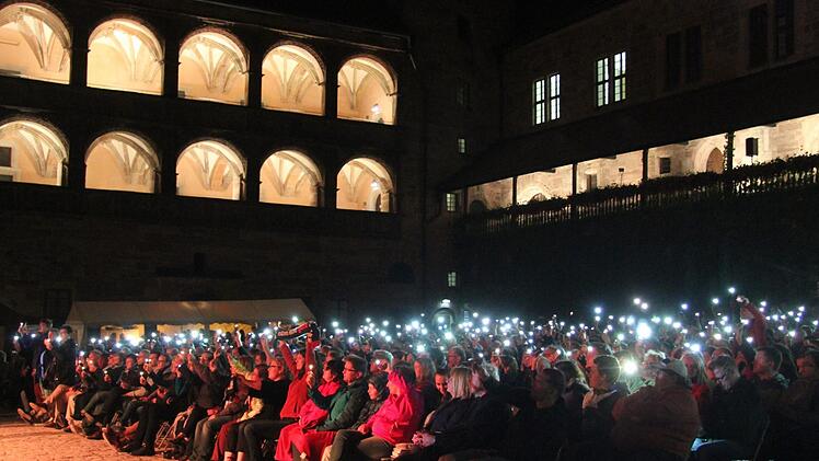 Die Stimmung beim Abschiedssong war magisch. Einige Fans hielten Schals mit der Aufschrift "Wir hatten eine gute Zeit" hoch. Foto: Sonny Adam
