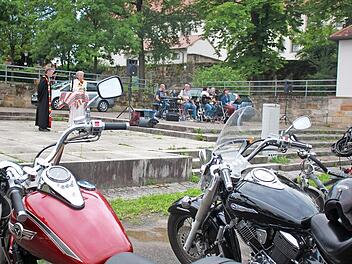 Der evangelische Pfarrer Bernd Grosser und der katholische Diakon Uwe Holschuh (von links) stellten den Bikergottesdienst in Ebern unter das Motto "Gnade erfahren".  Fotos: Katharina Becht