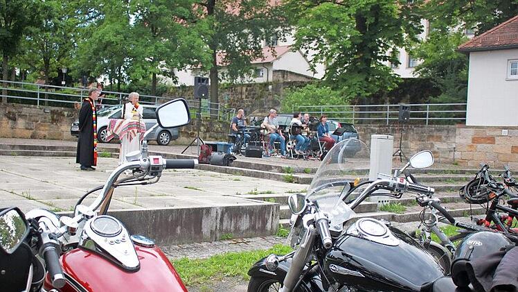 Der evangelische Pfarrer Bernd Grosser und der katholische Diakon Uwe Holschuh (von links) stellten den Bikergottesdienst in Ebern unter das Motto "Gnade erfahren".  Fotos: Katharina Becht