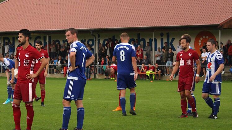 Die Coburger erwarten in Ebing ihren ersten Eckball; links Gökhan Sener, rechts Lukas Mosert