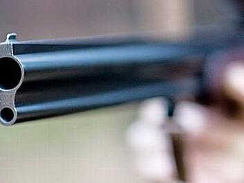 Bei der Frau wurde ein Waffe gefunden. Symbolfoto: Patrick Pleul/dpa