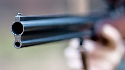Bei der Frau wurde ein Waffe gefunden. Symbolfoto: Patrick Pleul/dpa