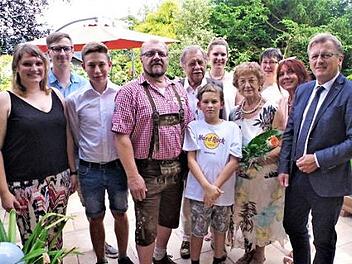 Eleonore Steger (Vierte von rechts) feierte in Stockheim ihren 80. Geburtstag. Zum Ehrentag gratulierten neben Kindern, Enkeln und Freunden auch Bürgermeister Rainer Detsch, der die Glückwünsche der Gemeinde Stockheim überbrachte.  Foto: Gerd Fleischmann