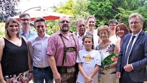 Eleonore Steger (Vierte von rechts) feierte in Stockheim ihren 80. Geburtstag. Zum Ehrentag gratulierten neben Kindern, Enkeln und Freunden auch Bürgermeister Rainer Detsch, der die Glückwünsche der Gemeinde Stockheim überbrachte.  Foto: Gerd Fleischmann