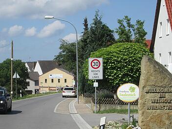 Die 30 km/h-Zone in der Wirmsthaler Hauptstraße soll auf den ganzen Ort ausgeweitet werden, beschloss der Gemeinderat.. Foto: Winfried Ehling