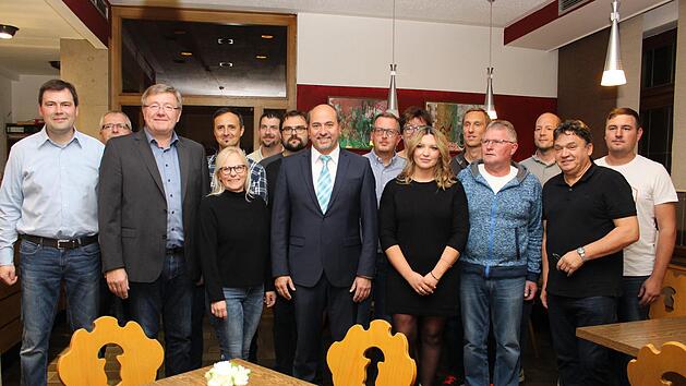 Die Kandidaten der Schl&uuml;sselfelder und Aschbacher CSU rahmen Johannes Krapp ein.      Foto: Evi Seeger