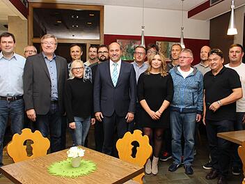 Die Kandidaten der Schlüsselfelder und Aschbacher CSU rahmen Johannes Krapp ein.      Foto: Evi Seeger