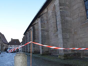 Der Kirchenplatz wurde sicherheitshalber abgesperrt.  Foto: Bernhard Panzer