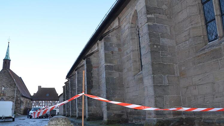 Der Kirchenplatz wurde sicherheitshalber abgesperrt.  Foto: Bernhard Panzer