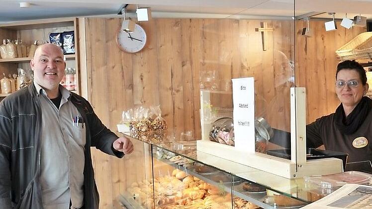 Elke Kremer freut sich in der B&auml;ckerei Oesterlein &uuml;ber jeden freundlichen Stammkunden.  Fotos: Sandra Hackenberg