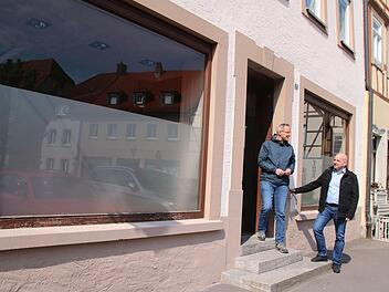 Klimamanager Stefan Richter (links) und Bürgermeister Michael Kastl besprechen Details vor dem neuen Büro "M17 Zukunft/Werk/Stadt" am Marktplatz. Voraussichtlich am 1. Juli wird es öffnen