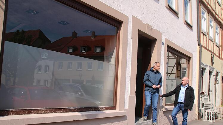 Klimamanager Stefan Richter (links) und Bürgermeister Michael Kastl besprechen Details vor dem neuen Büro "M17 Zukunft/Werk/Stadt" am Marktplatz. Voraussichtlich am 1. Juli wird es öffnen