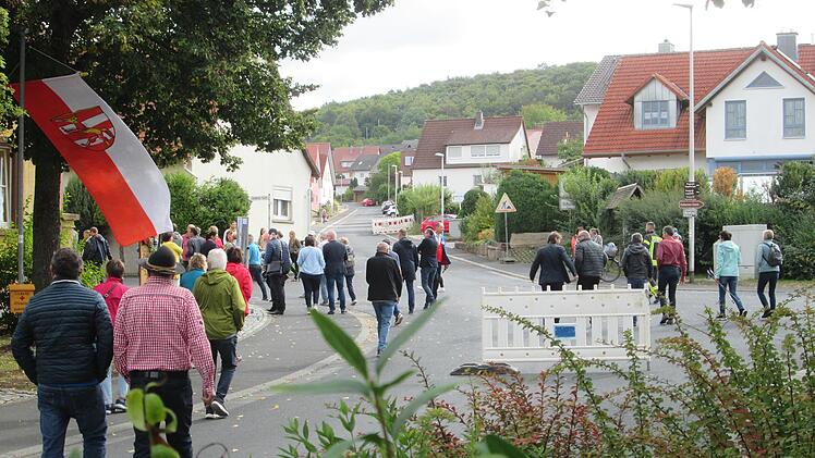 Den Komplex Kindergarten, Schulen, Kohlenberg-Straße und Bushaltestelle erläuterte Bürgermeister René Gerner.