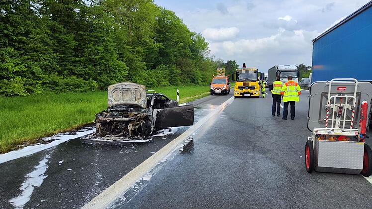 A3 bei Heroldsberg: Auto steht in Flammen - Feuerwehren im Einsatz
