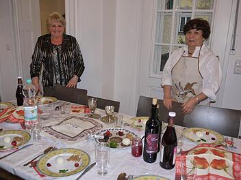 Natalia Schitnitzki und Fanja Schiterman decken den Tisch für die Sederfeier.  Fotos: Pauline Lindner