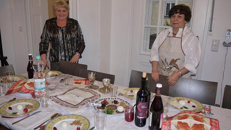 Natalia Schitnitzki und Fanja Schiterman decken den Tisch für die Sederfeier.  Fotos: Pauline Lindner
