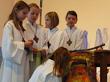 Luisa Reck, Ricarda Reinersmann, Nina Mucha, Emma Liepe (hinten v. l.) sowie Julia Baierl ergänzten den bunten Teppich. Foto: hr
