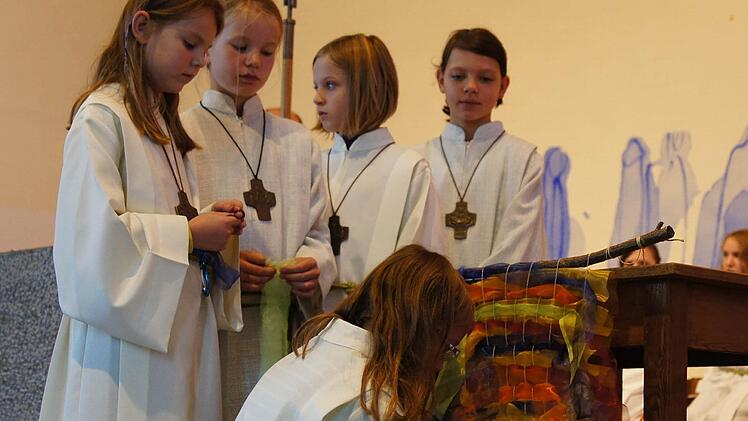 Luisa Reck, Ricarda Reinersmann, Nina Mucha, Emma Liepe (hinten v. l.) sowie Julia Baierl ergänzten den bunten Teppich. Foto: hr
