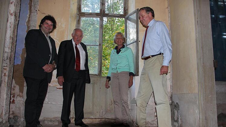 Vom Becken aus fotografiert: die Hausherren und Spendenüberbringer im Badehaus.