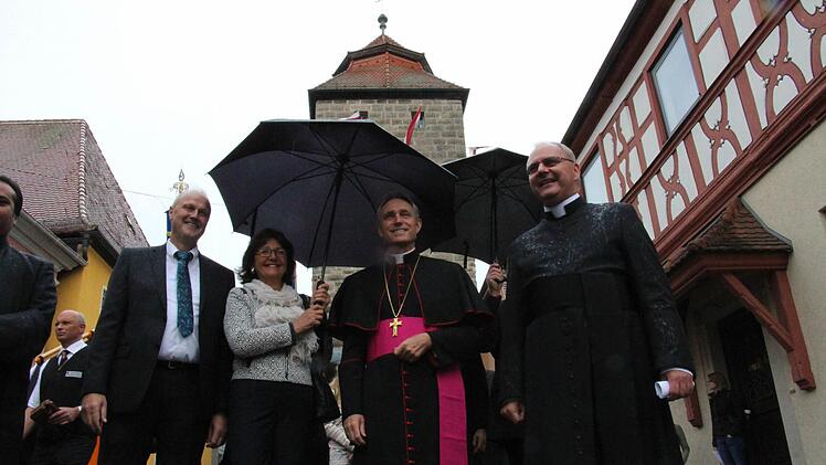 Erzbischof Georg Gänswein, Präfekt des Päpstlichen Haushaltes von papst Franziskus und Benedikt XVI., wurde bei seinem Besuch in Höchstadt herzlich empfangen. Foto: Christian Bauriedel