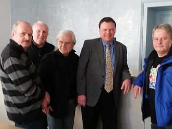 Michael B.(l.) und Andreas Dusold (r.) und ihre Anwälte Seidel (2.v.r.) und Aumüller (M.) im Sitzungssaal des Bamberger Arbeitsgerichtes. Mit im Bild ist Peter Schirner, der Jahre lang Vorsitzender Betriebsvertretung im US-Standort Bamberg war. Foto: Jutta Behr-Groh