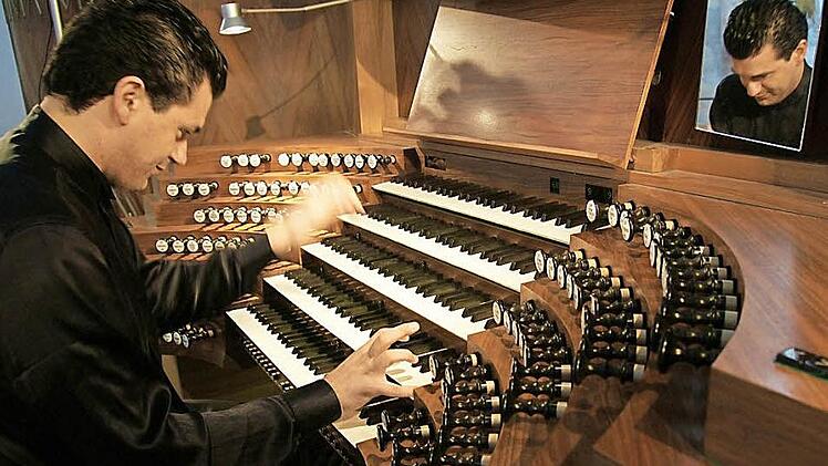 Der italienische Organist Paolo Oreni gestaltet die Orgel-Radtour in Haßfurt, Zeil und Limbach mit Werken aus drei Epochen.  Foto: sw/privat