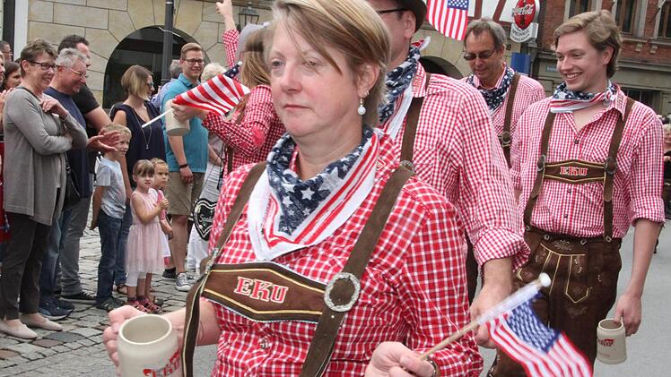 Impressionen vom Festzug der Fanclubs Foto: Sonny Adam