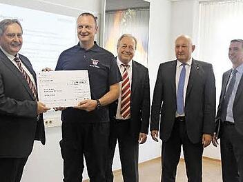 Der Brandschutz ist für Gerresheimer Tettau wichtig. Sie überreichte der Gemeinde und der Feuerwehr Tettau einen Scheck in Höhe von 30 000 Euro (von links): Der Geschäftsführer von Gerresheimer Tettau, Bernd Hörauf, Kommandant Christian Wick, Prokurist Edmund Müller, Bürgermeister Peter Ebertsch und Vorstandschef Uwe Röhrhoff. Foto: V. Schadeck