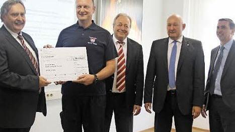 Der Brandschutz ist für Gerresheimer Tettau wichtig. Sie überreichte der Gemeinde und der Feuerwehr Tettau einen Scheck in Höhe von 30 000 Euro (von links): Der Geschäftsführer von Gerresheimer Tettau, Bernd Hörauf, Kommandant Christian Wick, Prokurist Edmund Müller, Bürgermeister Peter Ebertsch und Vorstandschef Uwe Röhrhoff. Foto: V. Schadeck