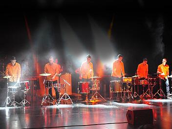 Die Bad Kissinger Percussiongruppe 8beat überzeugt mit ungewöhnlicher Bühnenshow. Foto: Peter Klopf
