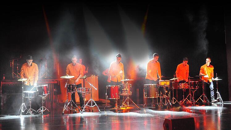 Die Bad Kissinger Percussiongruppe 8beat überzeugt mit ungewöhnlicher Bühnenshow. Foto: Peter Klopf