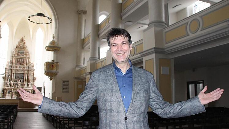Fühlt sich sichtlich wohl in "seiner" neuen Kirche: Pfarrer Stefan Kirchberger, der auch einer von zwei Dekanen im evangelischen Dekanat Coburg ist. Foto: Oliver Schmidt