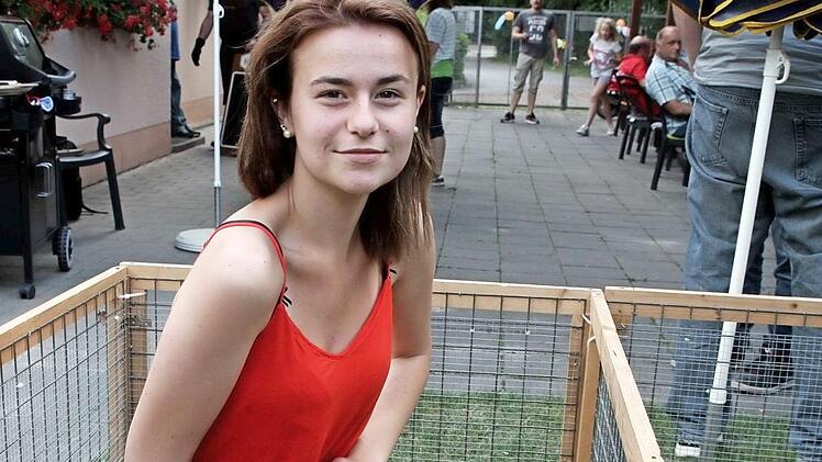 Denise ist eine wahre Kaninchenfreundin. Foto: Richard Sänger