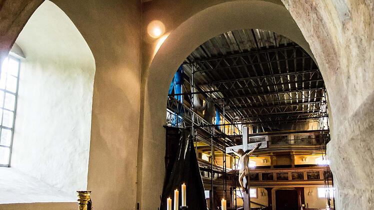 Blick in das gesperrte Hauptschiff der Michaelskirche Fechheim. Nachdem Teile der Deckenfresken im September 2013 ins Kirchenschiff stürzten, ist das Gotteshaus gesperrt.Foto: Jochen