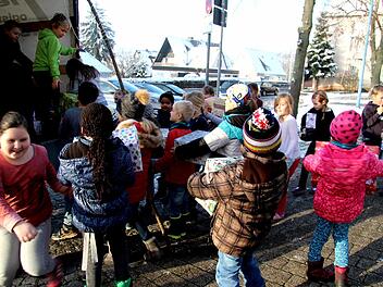 Viel zu tun gab es für die Herzogenauracher Grundschüler beim Beladen des Lkw, der die Geschenke nach Rumänien bringt.Sänger